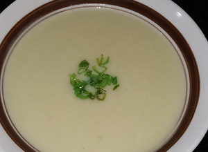 Una foto de Sopa crema de cebolla, puerro y papas o vichyssoise 🇨🇵