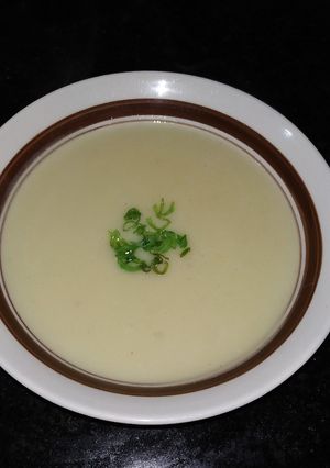 Una foto de Sopa crema de cebolla, puerro y papas o vichyssoise 🇨🇵