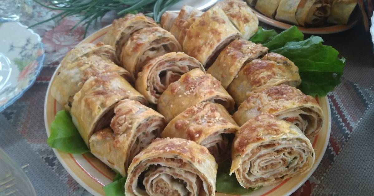 Рулет из лаваша с огурцом, крабовыми палочками и творожным сыром