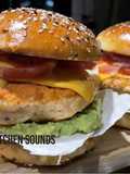 Salmon burgers 🥬🥑🐟🧀🍅