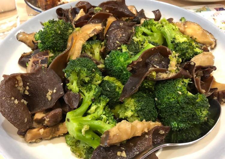Langkah Mudah untuk Menyiapkan Tumis Brokoli 3 Jamur untuk Imlek yang Enak Banget