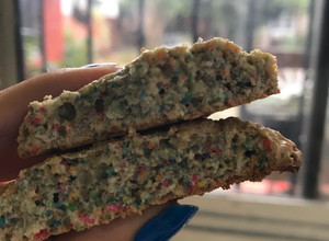 Una foto de Galletitas de coco y yemas