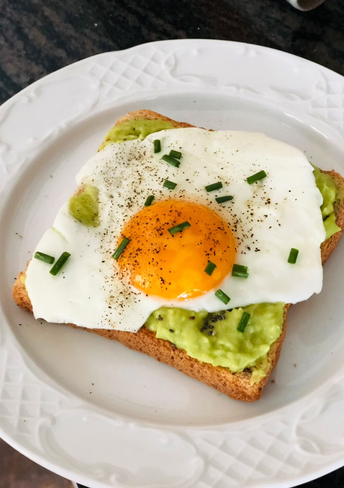 Una foto de Tostada de aguacate y huevo