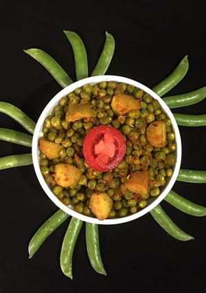 A picture of Ghugni or Aloo Matar (no onion garlic).