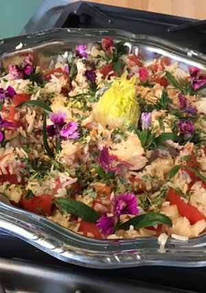 Une photo de Salade de riz au saumon frais tomates et fleurs comestibles