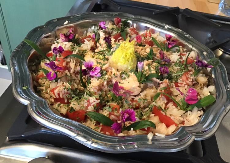 Salade de riz au saumon frais tomates et fleurs comestibles