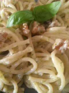 Una foto de Spaghettis al queso con nueces y pesto