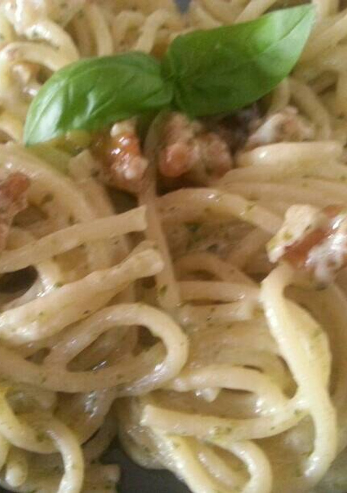 Una foto de Spaghettis al queso con nueces y pesto