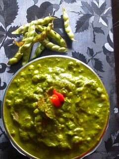 A picture of Tuver beans in Hydrabadi gravy.