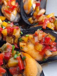 Una foto de Mejillones con salsa criolla y chimichurri
