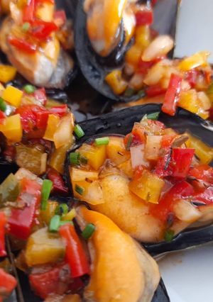 Una foto de Mejillones con salsa criolla y chimichurri