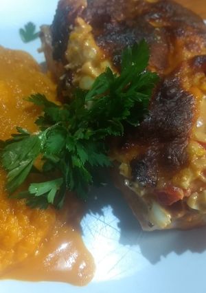 Una foto de Matambre de cerdo sazonado gratinado y puré crema de zanahorias