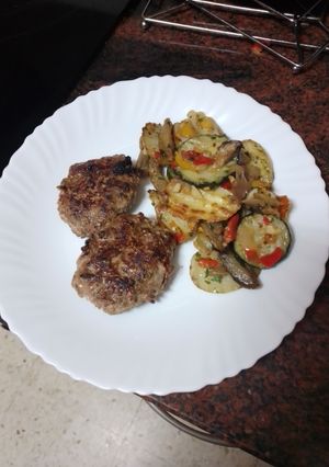 Una foto de Filetes rusos a la plancha con salteado de verduras y papas al ajillo