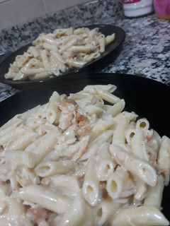 Una foto de Macarrones cremosos con pollo asado🍗