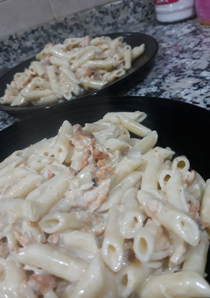 Una foto de Macarrones cremosos con pollo asado🍗