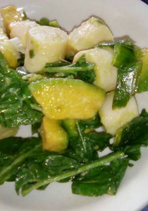 Una foto de Ensalada de rúcula, palmito y aguacate
