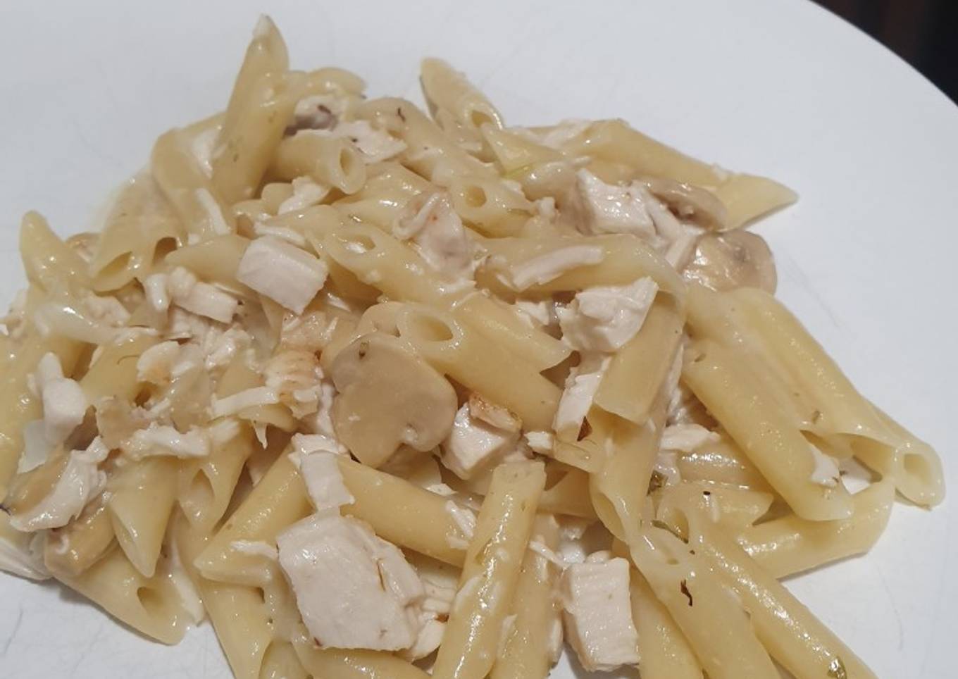 Macarrones con pollo, champiñones y salsa de queso