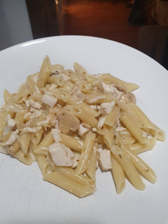 Una foto de Macarrones con pollo, champiñones y salsa de queso