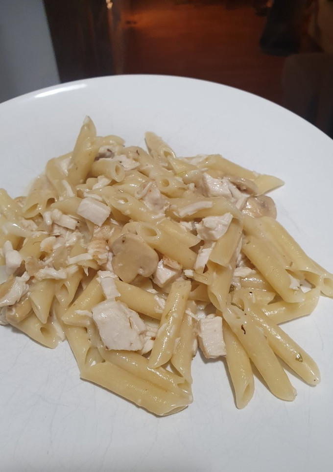 Una foto de Macarrones con pollo, champiñones y salsa de queso