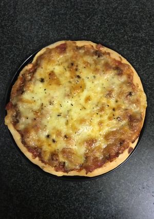 Hình của món Pizza nhân thịt heo bằm sốt cà chua.