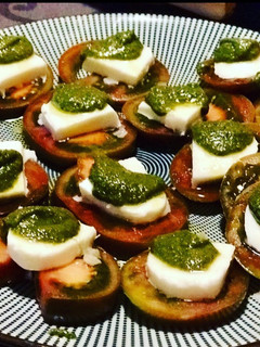Una foto de Ensalada caprese con pesto de almendras (sin lactosa)