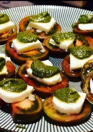 Foto principal de Ensalada caprese con pesto de almendras (sin lactosa)