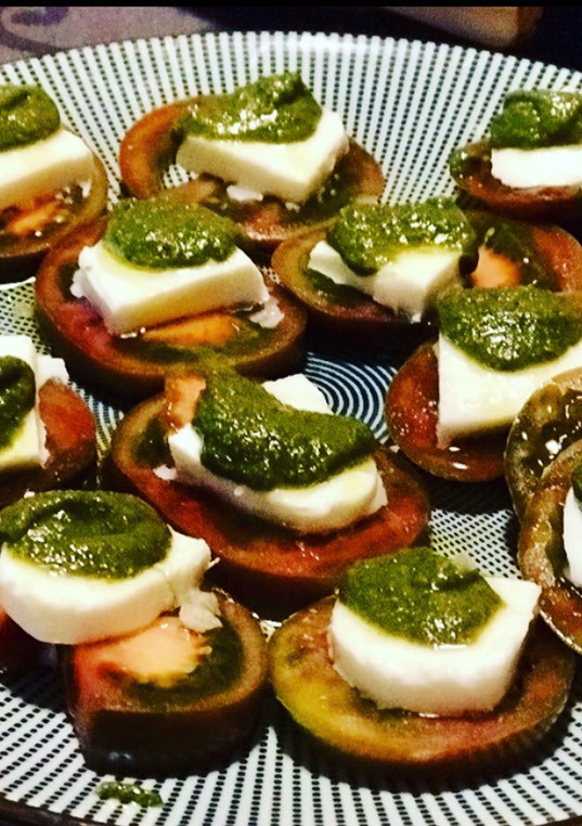 Una foto de Ensalada caprese con pesto de almendras (sin lactosa)