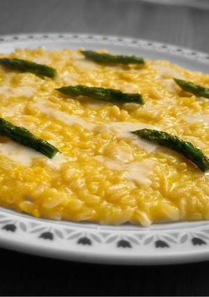 Foto di Risotto al tuorlo d’uovo, fonduta di pecorino romano e asparagi 🥚🧀 🥬