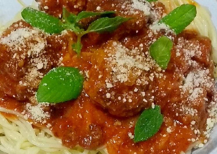 Espaguete com almôndegas