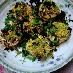 A picture of Dahi vada with a twist of monaco biscuits!.