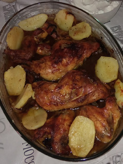 Una foto de Pollo asado al horno con cerveza y verduras