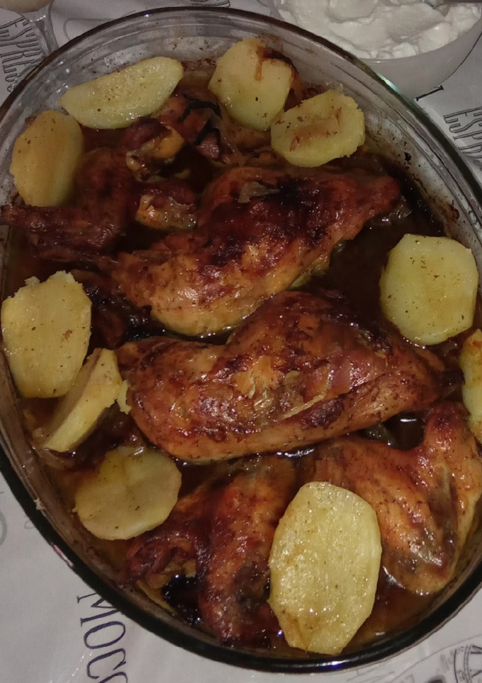 Una foto de Pollo asado al horno con cerveza y verduras