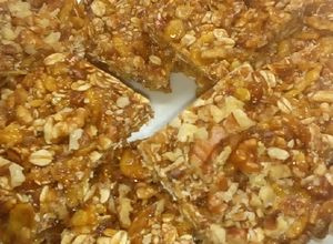 Una foto de Barritas de cereal saludables de copos de maíz, miel, avena y nu