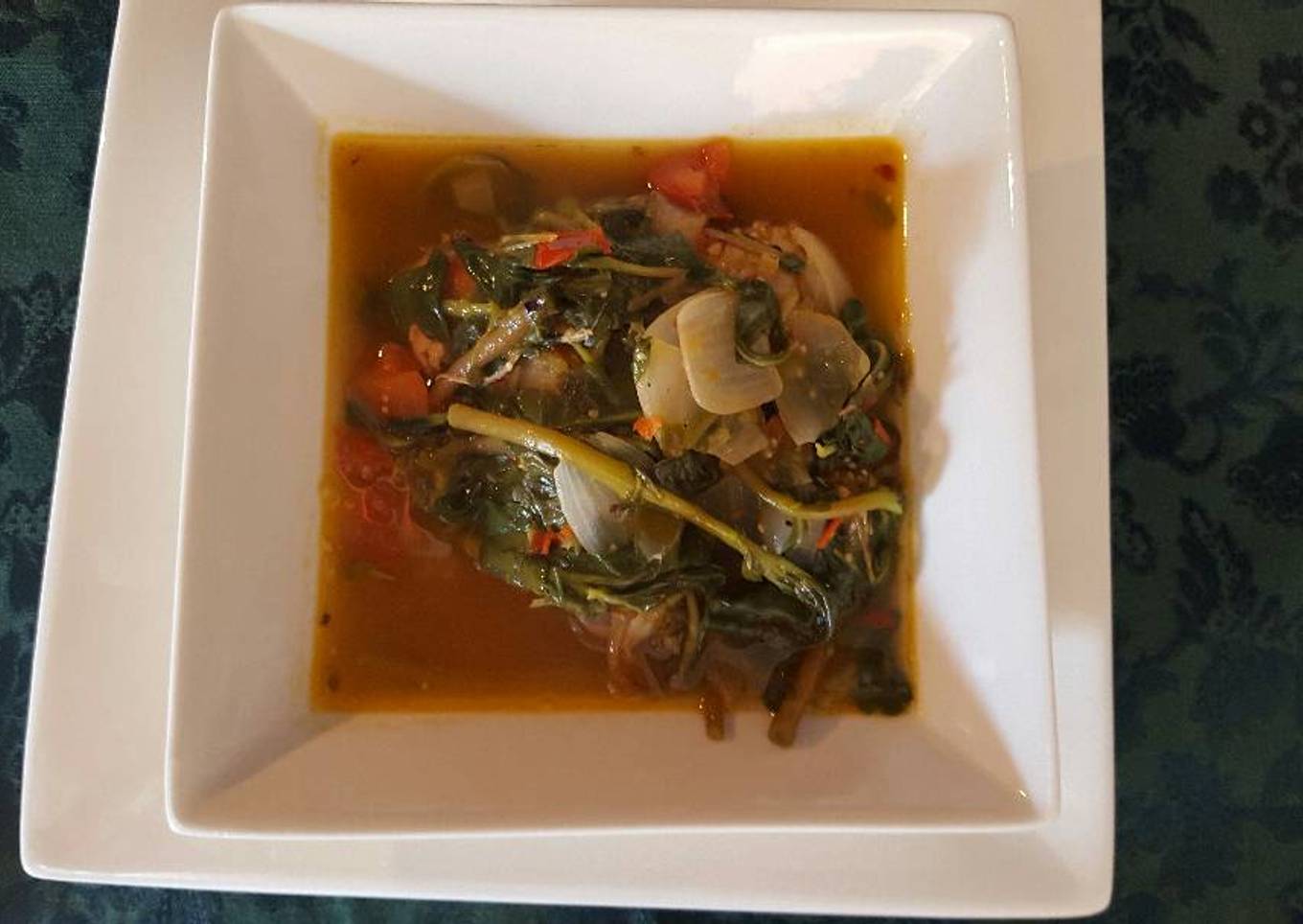 Pollo con verdolagas en chile de tomatillo