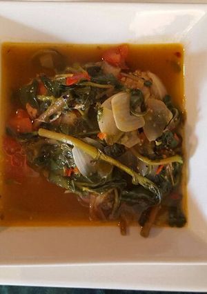 Una foto de Pollo con verdolagas en chile de tomatillo