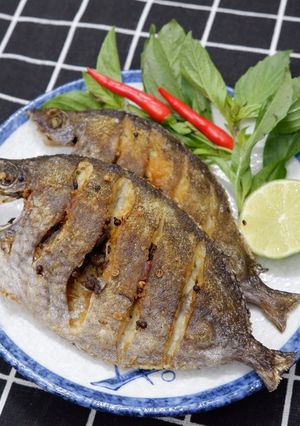 Hình của món Cá Dìa Chiên Mắc Khén.