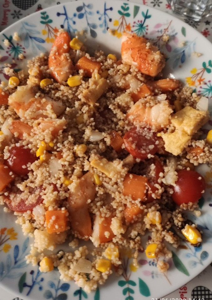 Una foto de Ensalada de cuscús con langostinos
