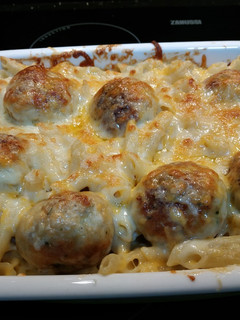 Una foto de Albóndigas Cordon Bleu y macarrones con queso