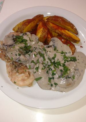Una foto de Muslitos de pollo deshuesados con salsa de champiñones y papas