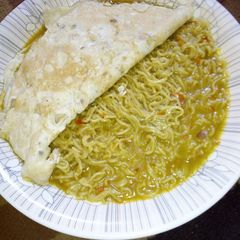 A picture of Indomie with fried eggs.