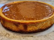 Una foto de tarta de dulce de leche nueces
