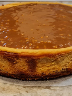 Una foto de Cheesecake de dulce de leche con base de galletas y nueces