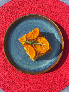 Una foto de Torta de mandarina invertida