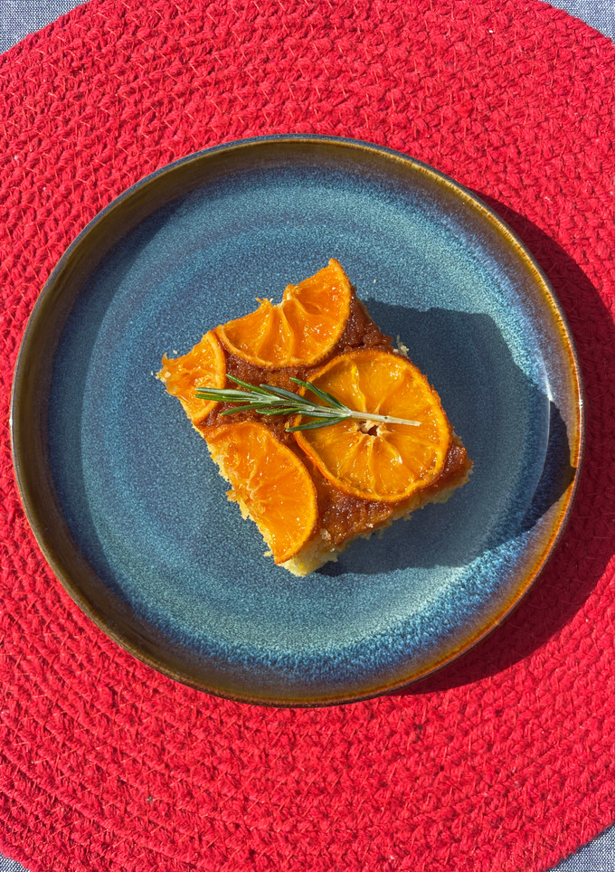 Una foto de Torta de mandarina invertida