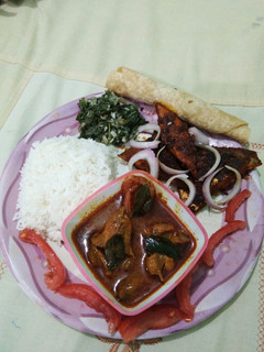 A picture of Fried fish with fish curry.