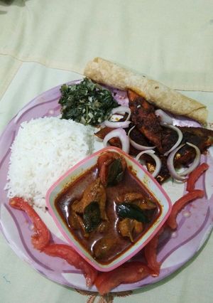 A picture of Fried fish with fish curry.