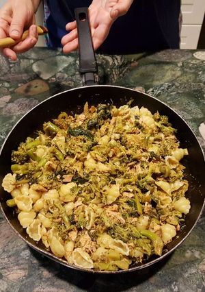 Una foto de Fideos con brócoli y atún