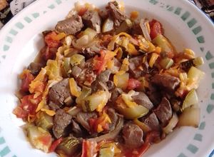 Una foto de Hígado encebollado con Salsa Tipo Pisto