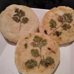 Una foto de Arepas de cebollín y cilantro