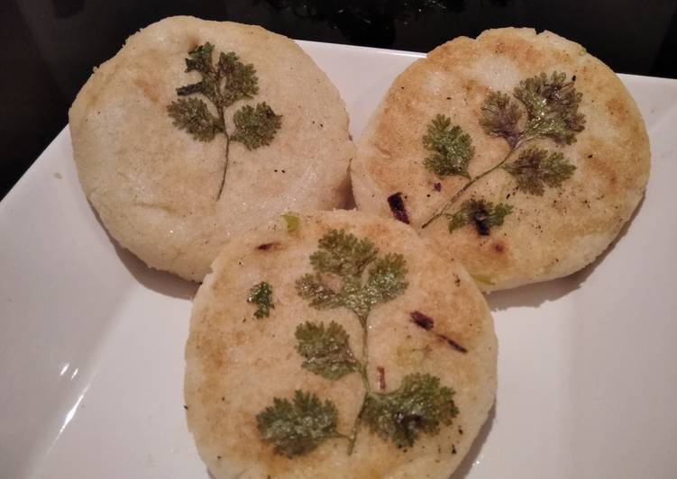 Recipe of Any-night-of-the-week Arepas de cebollín y cilantro